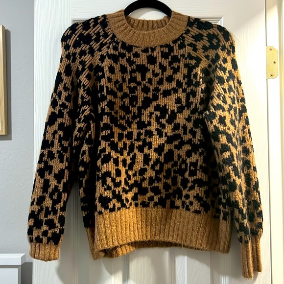 Old Navy sweater - leopard print,‎ Size small - Picture 1 of 5